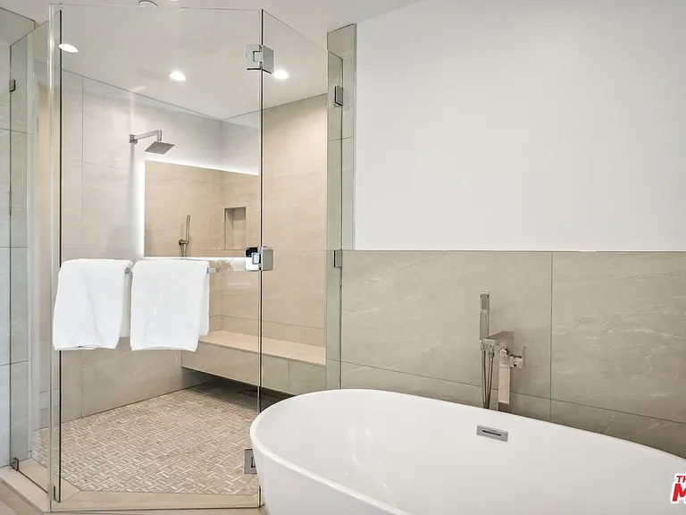 731 N Curson Ave — Photo 36