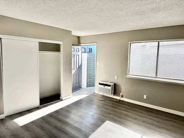 Studio, 385 sqft, $973 — Photo 3