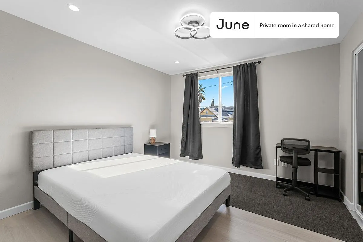 Queen bedroom in 5 bed/5 bath home in Boyle Heights #1829 B — Photo 1