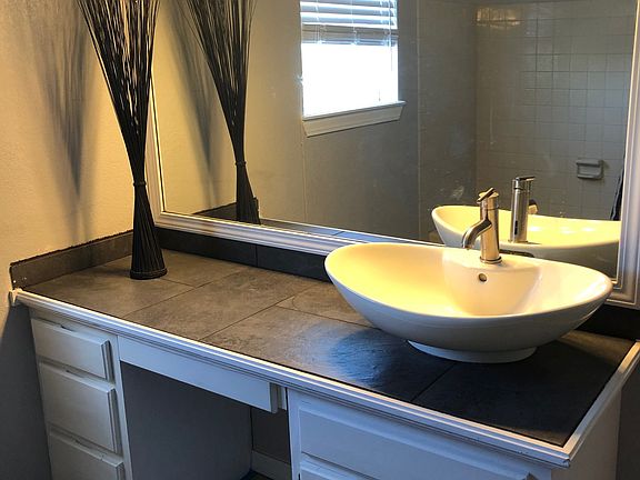 4th image of 1305 Hilton Pl #1