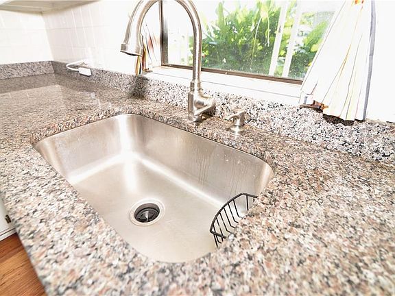 4th image of 1104 Waterway Dr
