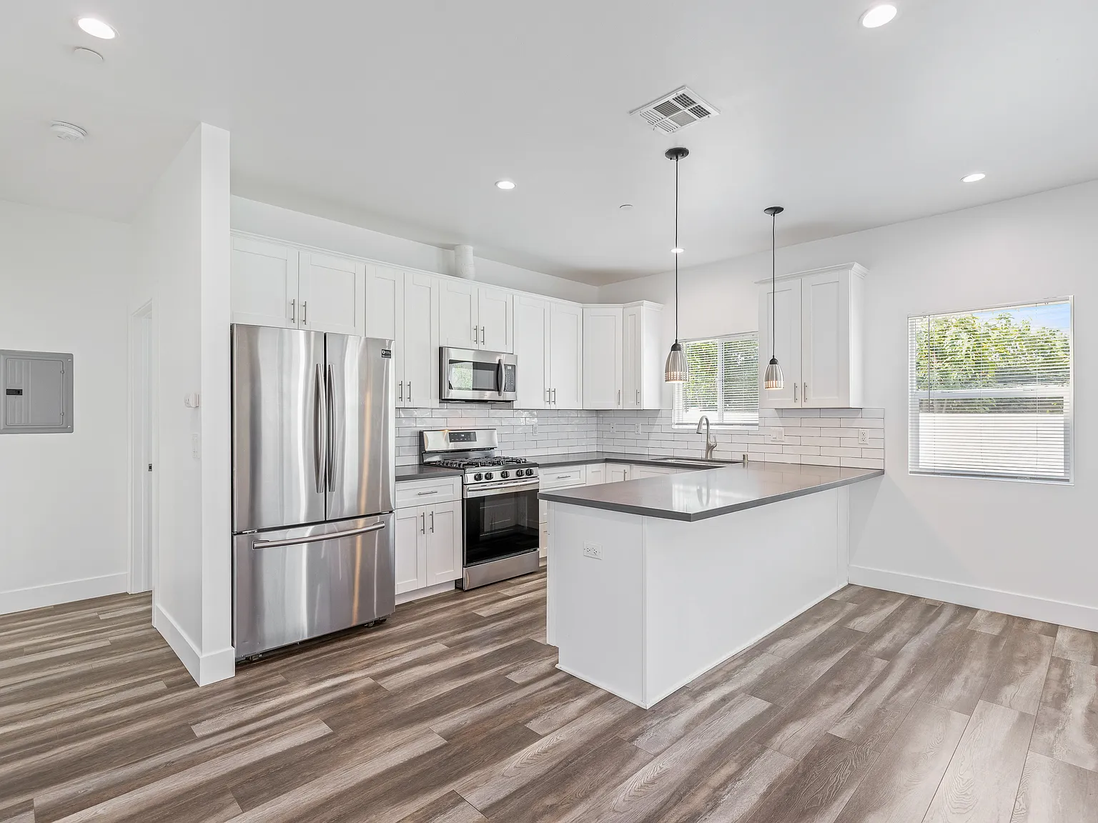 4 bed, 1800 sqft, $4,095 — Photo 3