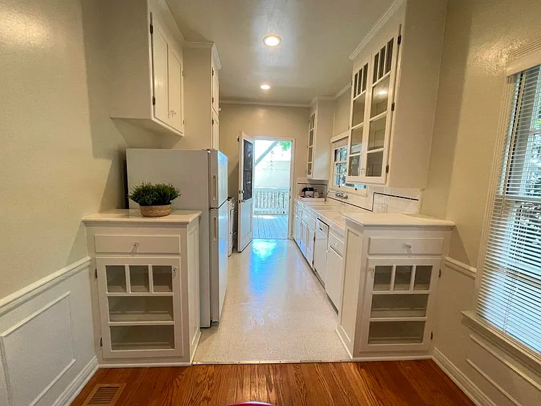 2285 N Beachwood Dr #5 — Photo 31