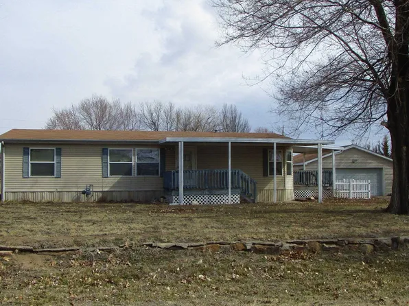 190 Green Acres Dr, Hutchinson, KS 67501