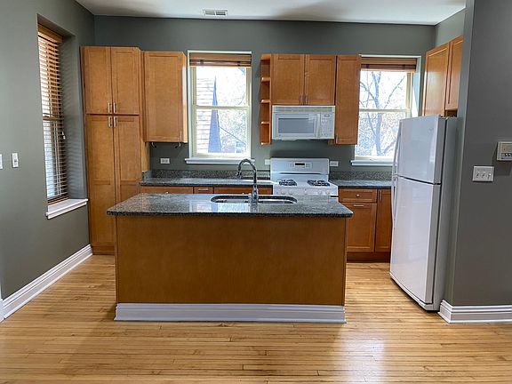2nd image of 2131 N Oakley Ave APT 2