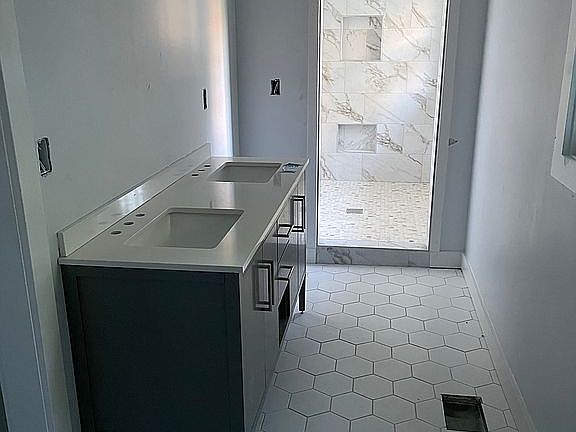 Main bathroom 