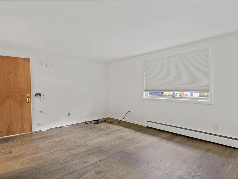 Creekside Apartments — Photo 11