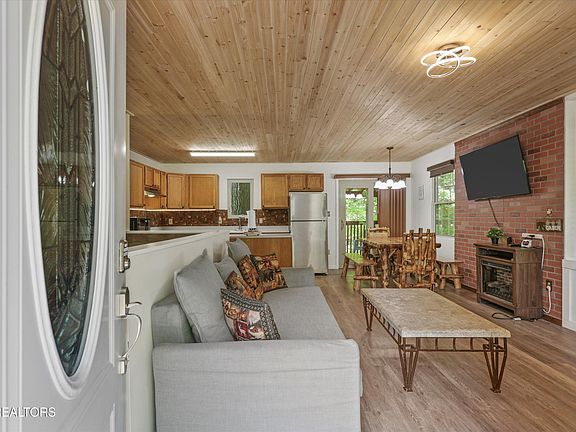 3rd image of 375 Sugar Mountain Way