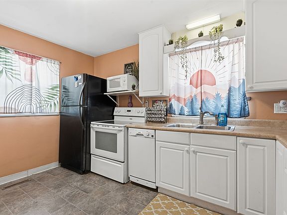5th image of 624 40th St NE