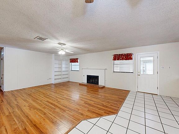 3rd image of 2607 Cimmaron Ave