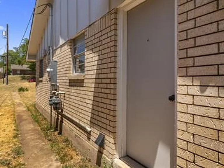 818 W Texas St — Photo 54