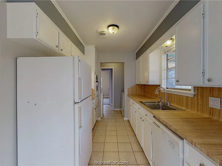 1107 Braeswood Dr — Photo 4