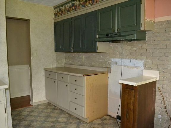 4th image of 404 Circle Dr