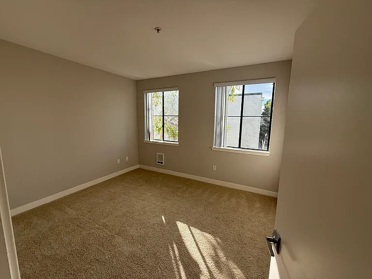 1927 Bridgepointe Pkwy — Photo 1