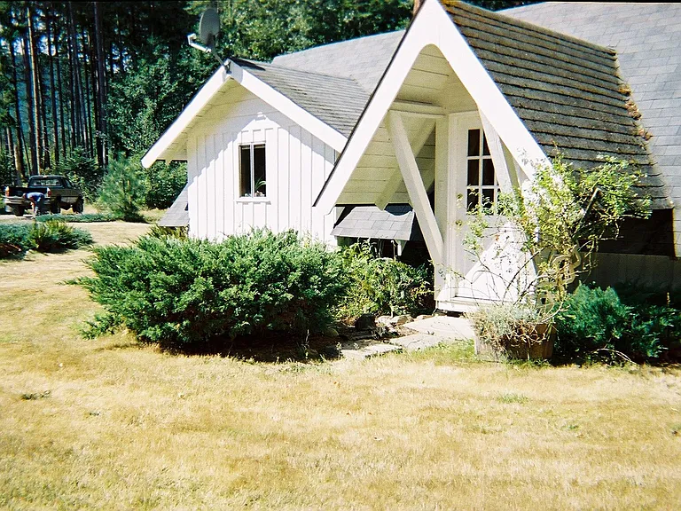Door to livingroom, facing neighbor.