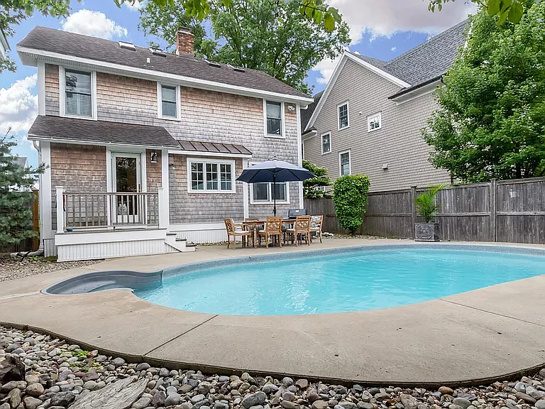 84 Sherman Ct — Photo 2