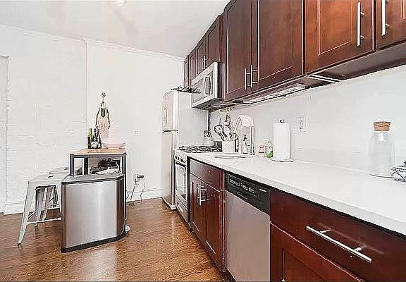 3rd image of 174 E 2nd St APT 5R