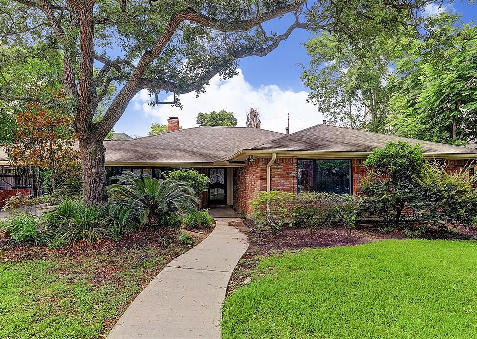 Large Family home in Meyerland with over 4,000 square feet