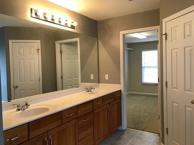 1010 Tanyard Springs Dr — Photo 12