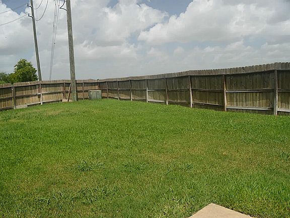 The kids will love playing in this wonderful yard, it also has a sprinkler system!!