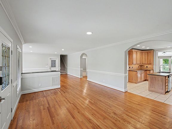 3rd image of 2545 Rea Rd