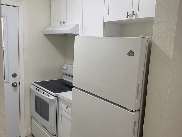 1541 NE 8th St #6 — Photo 9