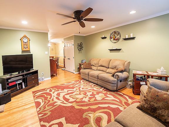 4th image of 2852 Tolbut St