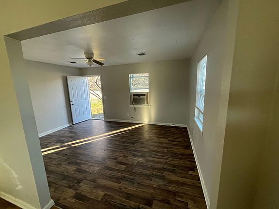 5th image of 303 N Dogwood St