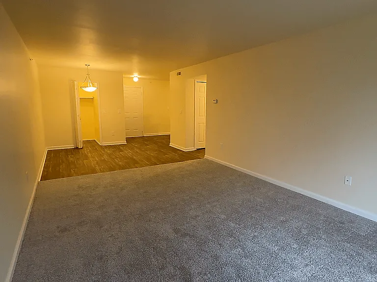 Lakeside Village Apartments — Photo 116