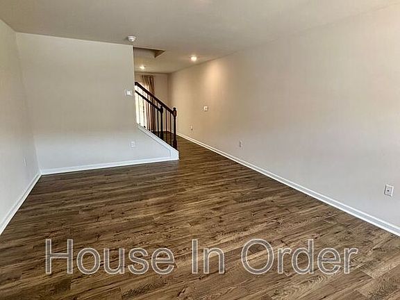 3rd image of 10 Malcolm Ct