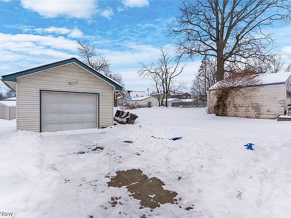 3rd image of 464 Elm St