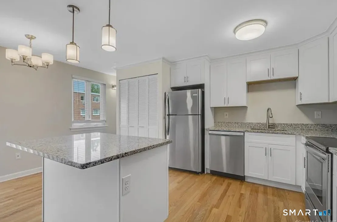 2 bed, 1.5 bath, 1057 sqft, $2,800 — Photo 3