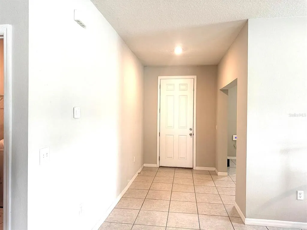 3 bed, 2.0 bath, 1895 sqft, $2,300 — Photo 2