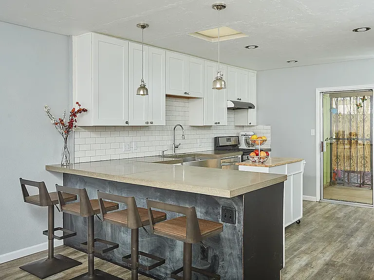 3906 N Stone Ave — Photo 2