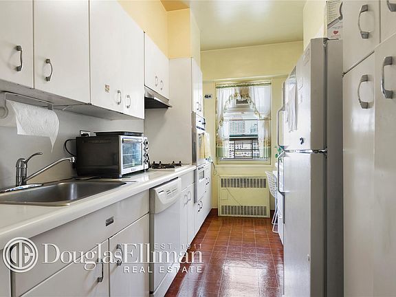 4th image of 70 E 10th St APT 18G