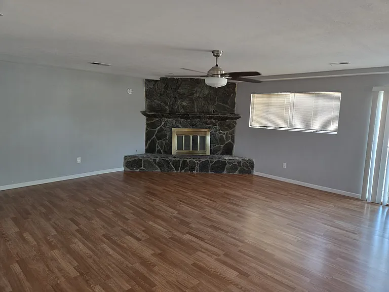 921 Madeira Dr SE — Photo 1