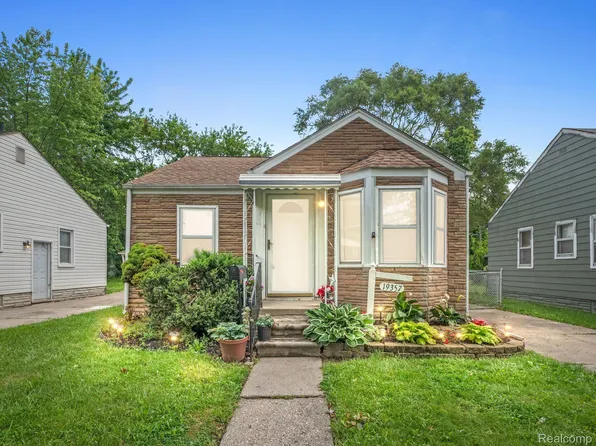 19357 Kenosha St, Harper Woods, MI 48225