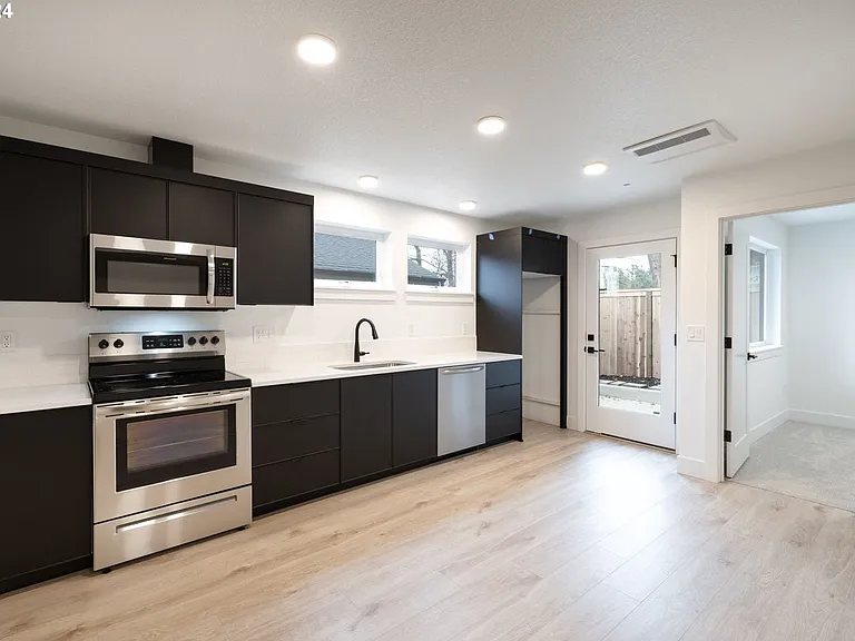 617 SW Lobelia St — Photo 23