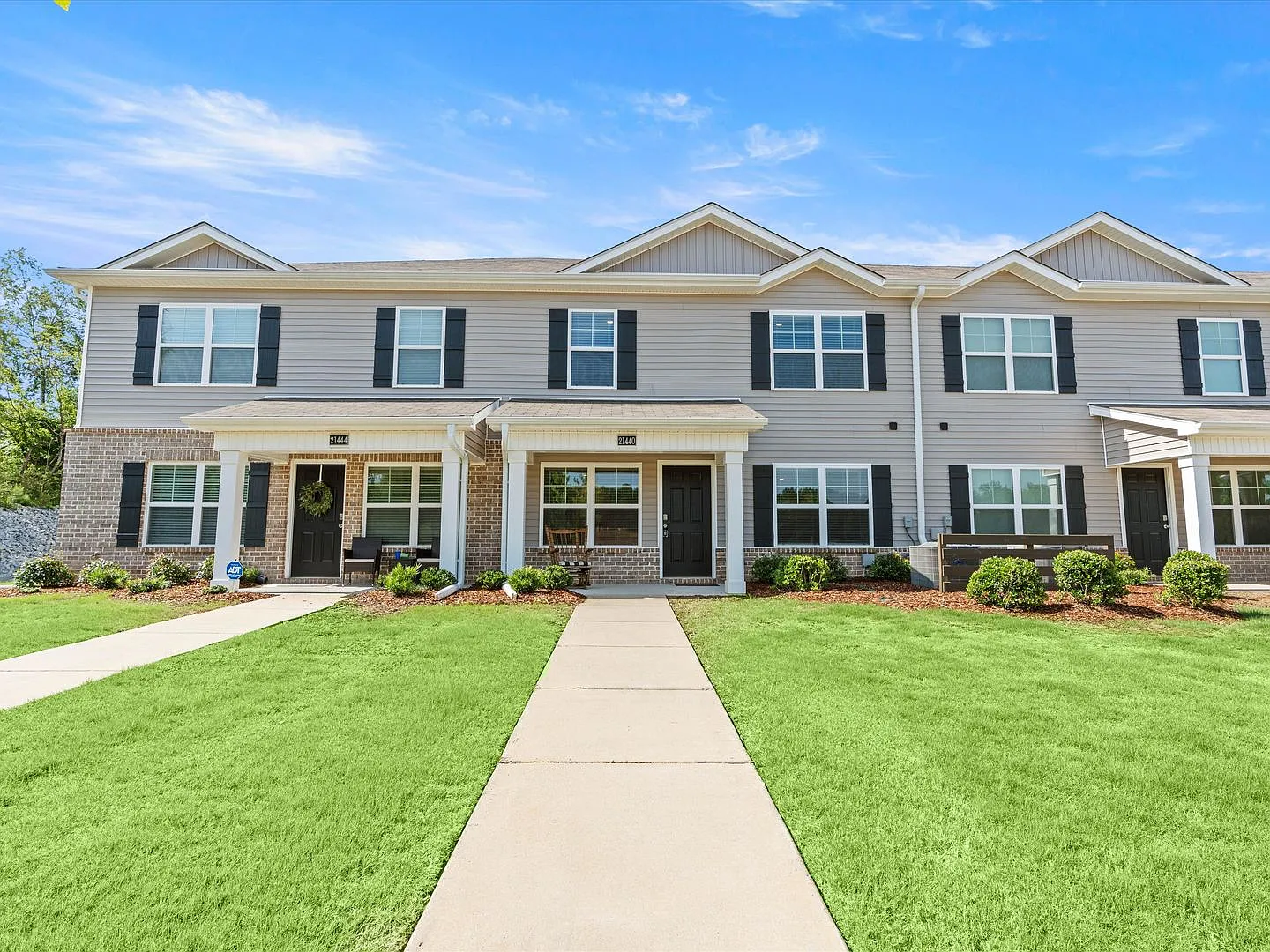 Fantastic Location Spacious 3 Bedroom Townhome with Rear-Entry Garage! — Photo 4