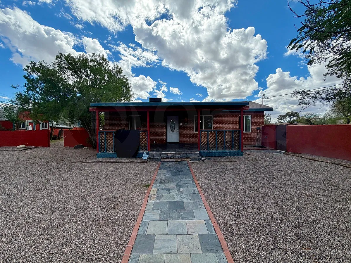 4 bed, 2.0 bath, 2057 sqft, $2,800 — Photo 2