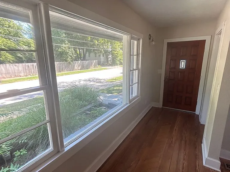 318 E Webster St — Photo 4