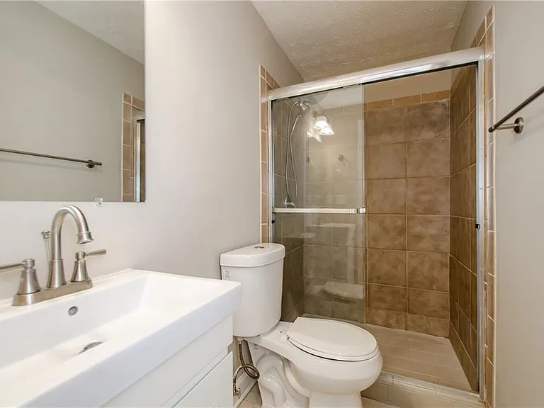 1066 Wedgewood Ln — Photo 11