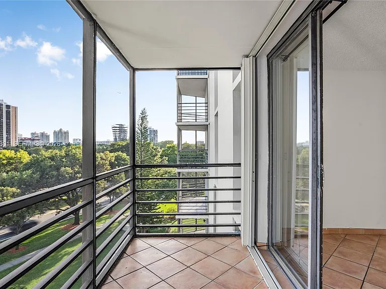 20500 W Country Club Dr #607 — Photo 32