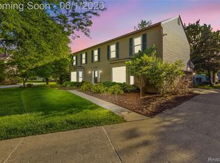 5389 Fox Ridge Cir, West Bloomfield, MI 48322