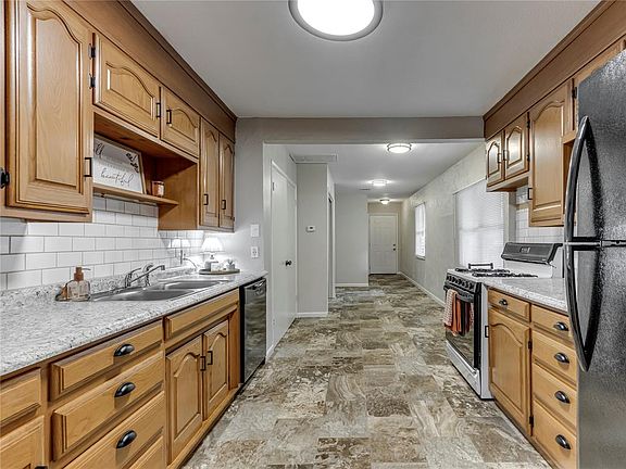 5th image of 4905 N Willow Ave