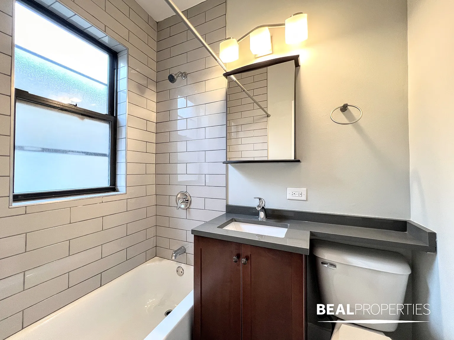 635 W Barry Ave — Photo 3