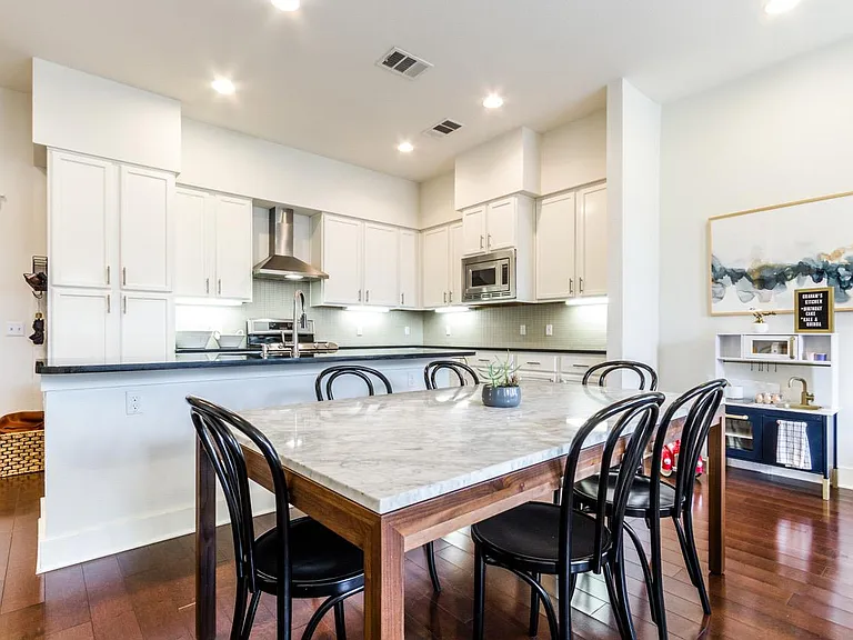 2520 Bluebonnet Ln #8 — Photo 6