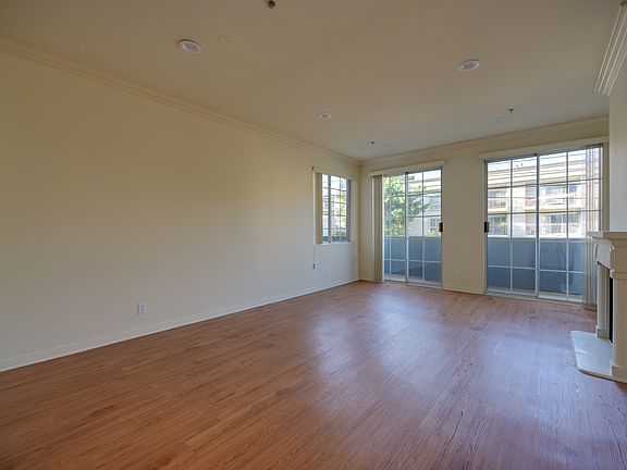 LARGE ONE BEDROOM LIVING ROOM
9' HIGHT CEILINGS WITH FIRE PLACE