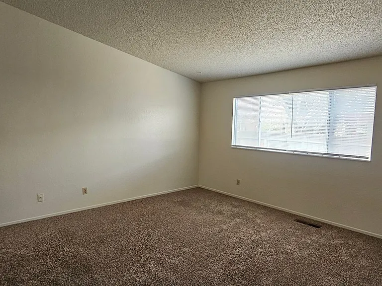 2376 Fieldcrest Dr — Photo 7