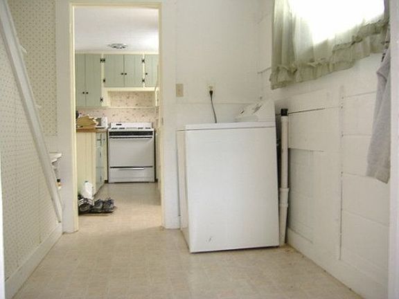 Laundry roomm looking into kitchen 